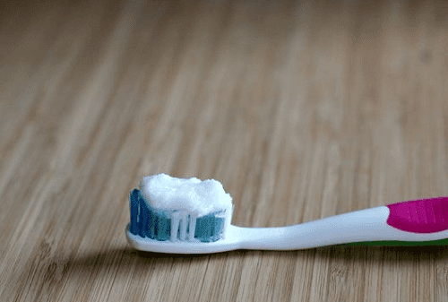 معجون أسنان طبيعي