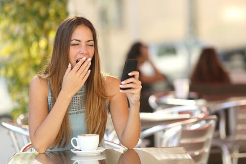 فتاة تتثائب وتشعر بالتعب