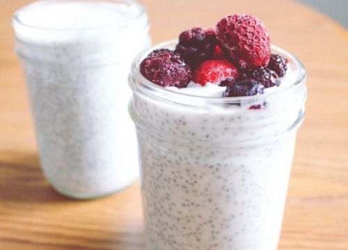 بذور الشيا مع التوت