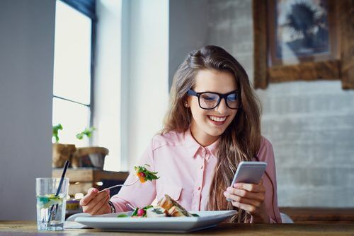 فتاة تتناول الطعام ببطئ
