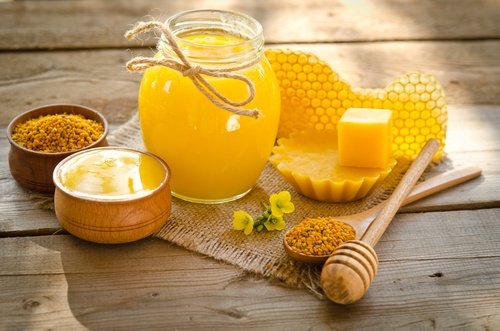 مرطبان من العسل وشمع العسل