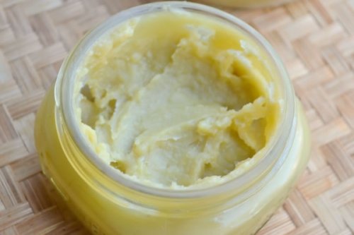 علبة من مرهم زهرة العطاس