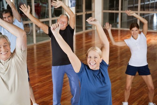 مجموعة من الأشخاص يمارسون التمارين الرياضية