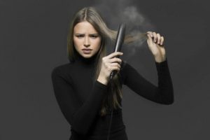 فرد تجاعيد الشعر - 4 وسائل تساعدك على فرد الشعر بشكل طبيعي دون استخدام المكواة