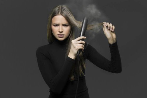 فرد تجاعيد الشعر - 4 وسائل تساعدك على فرد الشعر بشكل طبيعي دون استخدام المكواة