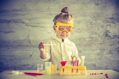 طفلة تقوم بتجارب علمية