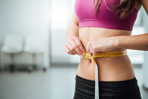 فتاة تقوم بقياس محيط خصرها