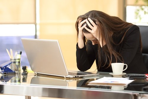سيدة مصابة بالتوتر من العمل