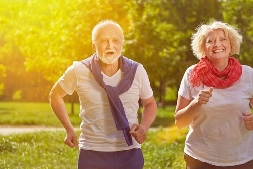 كبيران في السن يمارسان التمارين لـ تجنب اكتساب الوزن
