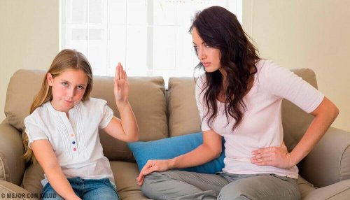 طفلة تتجاهل أمها