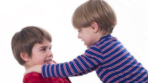 طفلان يقومان بالشجار