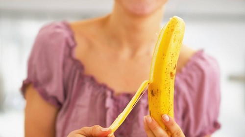 فتاة تقوم بتقشير الموز