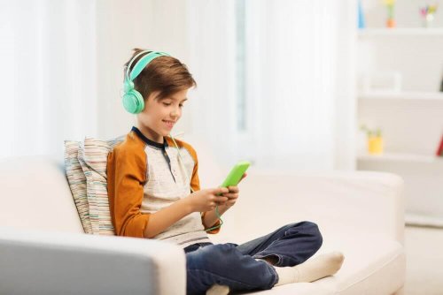 التعلق بالأجهزة الألكترونية من علامات الحرمان العاطفي عند الأطفال