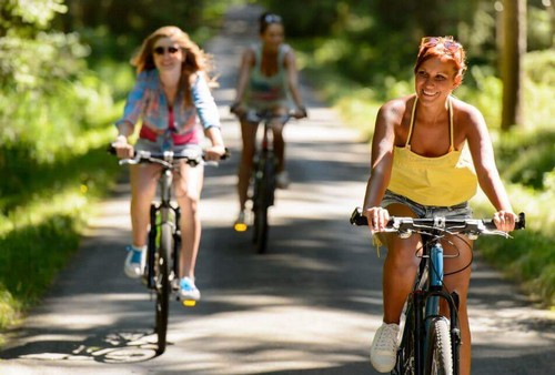 فتيات يركبن الدراجة