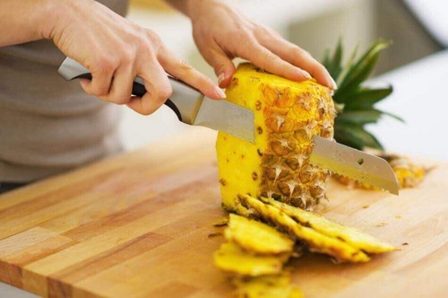 سيدة تصنع سلطة الأناناس