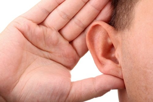 رجل يعاني من صعوبة السمع