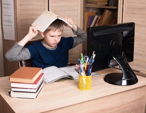 طفل يضع الكتاب فوق رأسه
