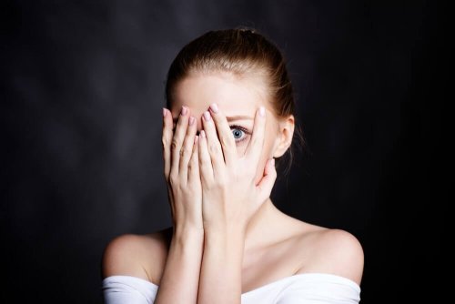 فتاة تخفي عينيها من الخوف