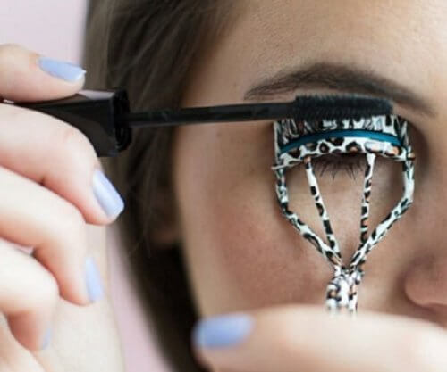 تجنبي استخدام بكرة شعر الرموش