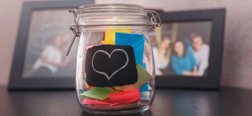 مرطبان السعادة يحوي رسائل ملونة