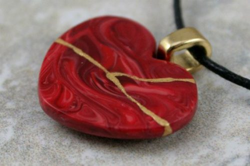 قلادة قلب حمراء