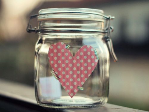 مرطبان السعادة بداخله قلب زهري