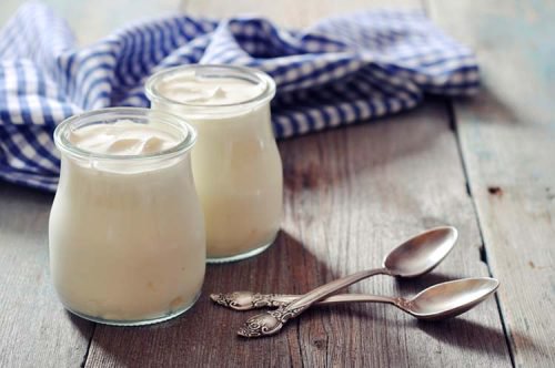 مرطبان من الزبادي الطبيعي