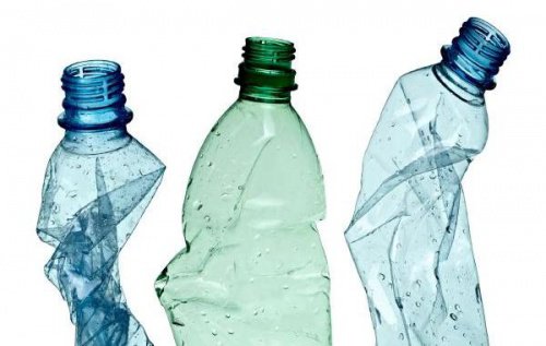الزجاجات البلاستيكية - 12 وسيلة مبكترة يمكنك من خلالها إعادة استخدامها
