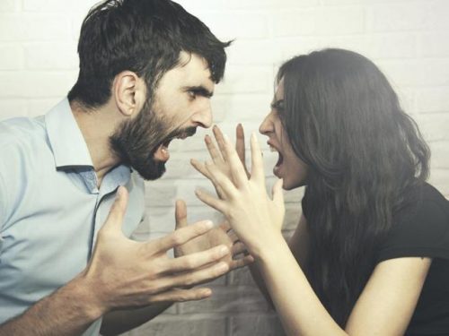 زوجان يصرخان بوجه بعضهما البعض
