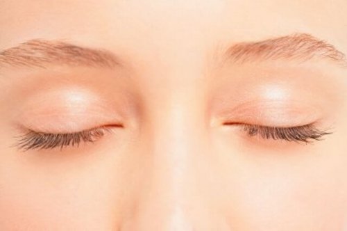 بشرة جفن العين - وصفة كريم طبيعي فعال للحفاظ على صحة جلد المنطقة الحساس