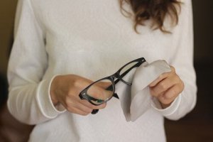 تخلص من خدوش عدسات النظارات بهذه الحيل الست البسيطة!