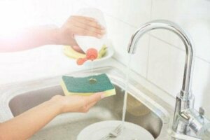 اكتشف 5 حيل تساعدك على تعقيم إسفنجات المطبخ