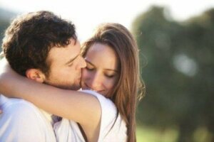 4 علامات تؤكد مشاعر الحب التي تكنها لشريكك