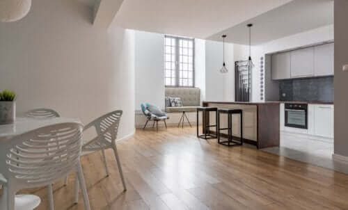 أرضية لامعة