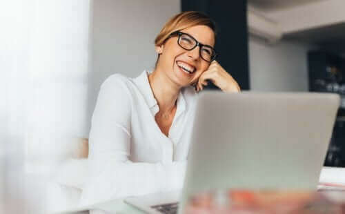 امرأة تعمل في مكتب