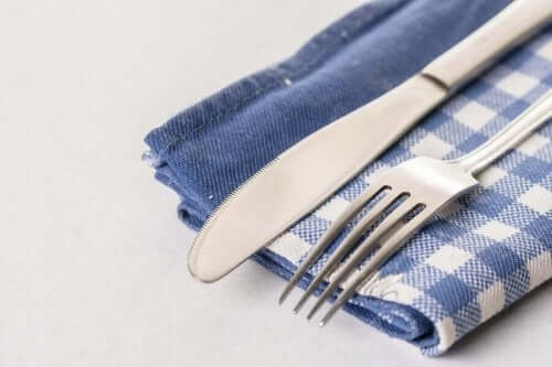 حامل أدوات مائدة