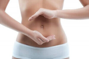 3 وسائل طبيعية لتنظيف سرة البطن بفعالية