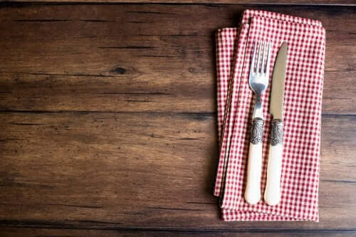 اصنع حامل أدوات مائدة منزلي باستخدام فوطة الصحون