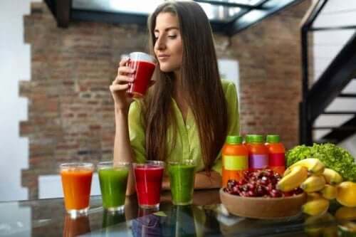 امرأة تشرب العصير