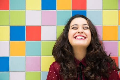 امرأة سعيدة ومتفائلة