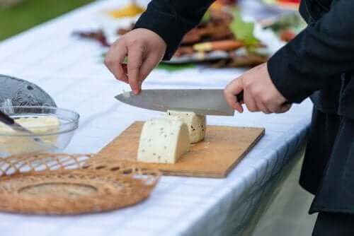 أفضل نصائح تساعدك على تقطيع أنواع الجبن المختلفة