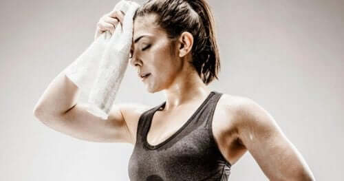 الملابس المبللة و داء المبيضات الجلدي