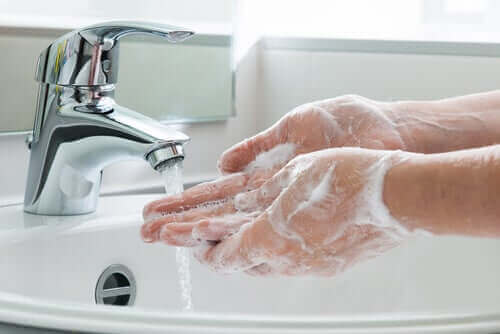 اغسل يديك بشكل متكرر