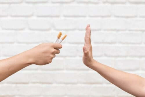 شخص يرفض التدخين