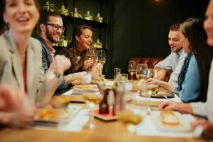 تناول الطعام في المطاعم - نصائح تساعدك على الحفاظ على صحتك