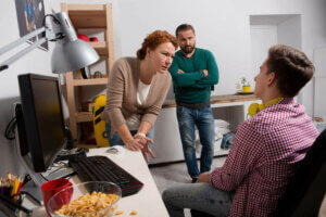 كيف تتعامل مع نزاعات المراهقين أثناء الحجر الصحي