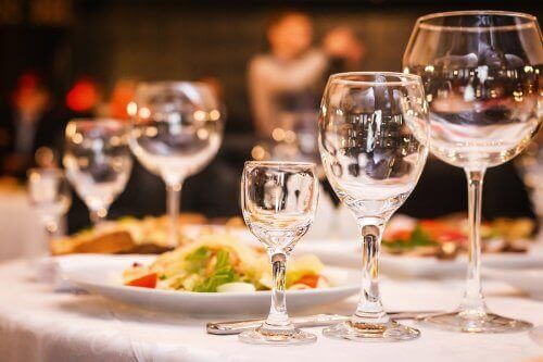 ثلاثة خيارات لقائمة طعام الزفاف تناسب جميع أنواع الاحتفالات