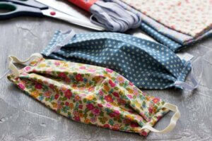 صنع الأقنعة الواقية من القماش لحمايتك من كوفيد-19