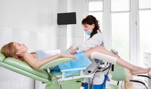 امرأة وطبيبة