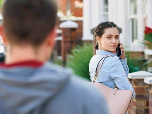 سيدة تنظر خلفها